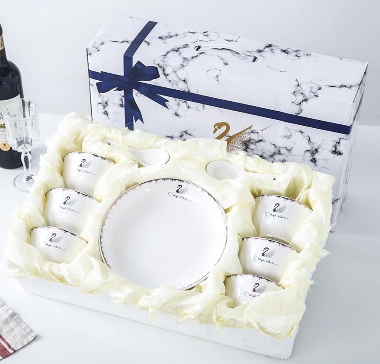 DINNER SET Ceramic plate and bowl set, European style.